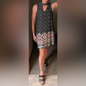 No Boundaries black, white, pink and coral flowy shift dress woman’s M